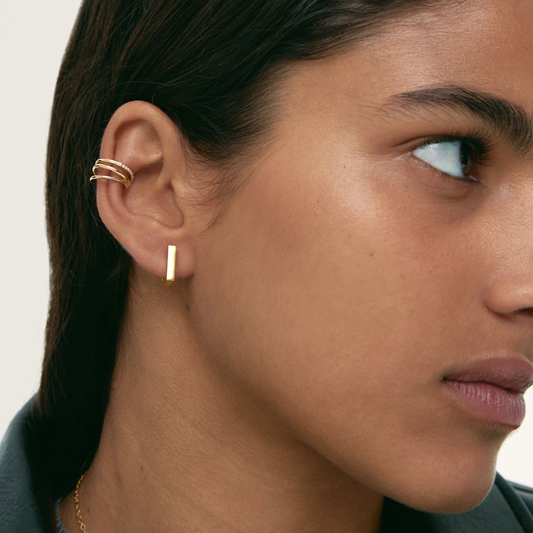 Women’s Square Ear Studs Featuring a Simple Geometric Design