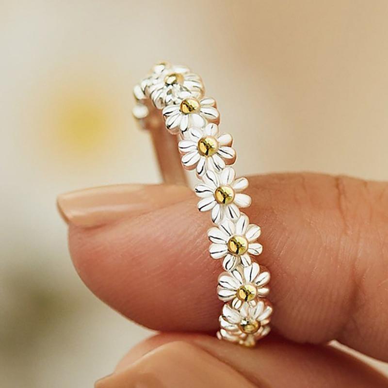 Flavia – Adjustable Enamel Daisy Ring
