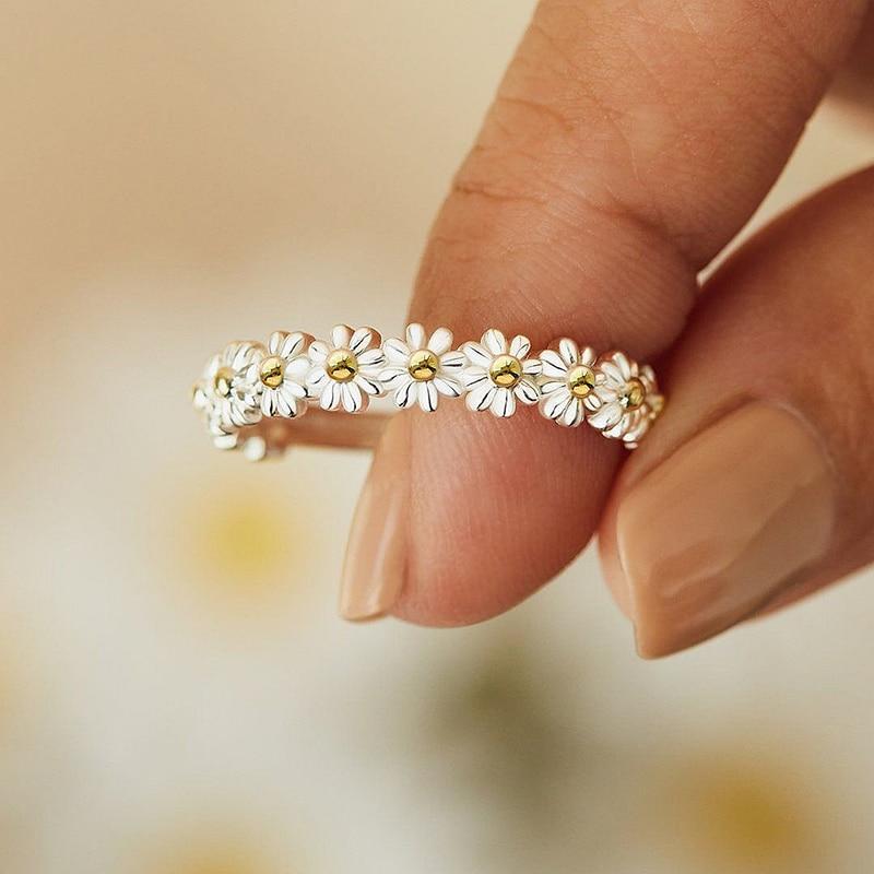 Flavia – Adjustable Enamel Daisy Ring