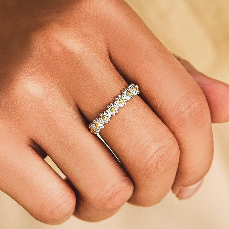 Flavia – Adjustable Enamel Daisy Ring