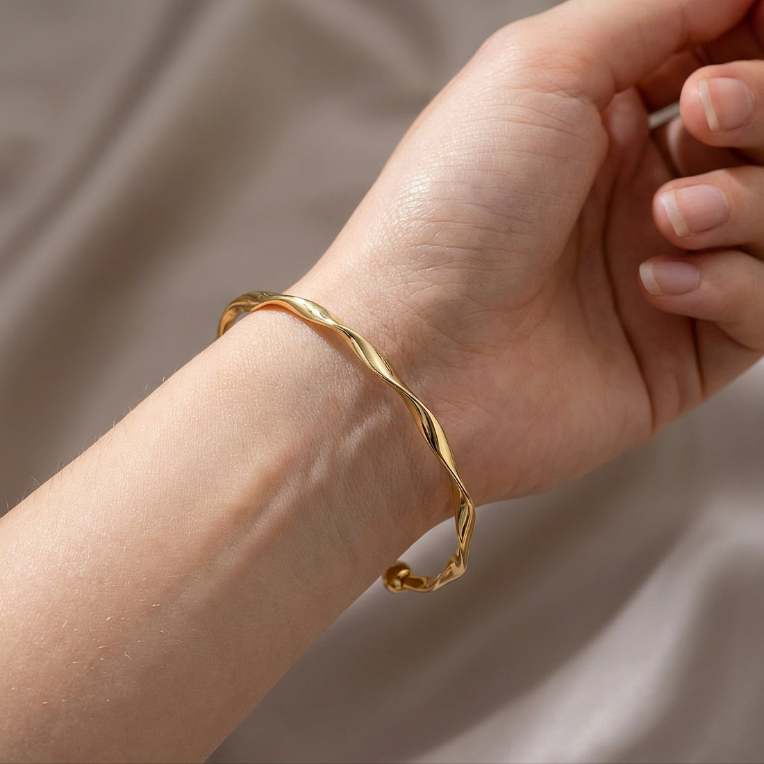 Lara – Elegance Gold Bracelet