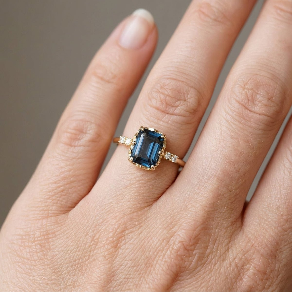 Sza – Vintage Ring with Blue Accent