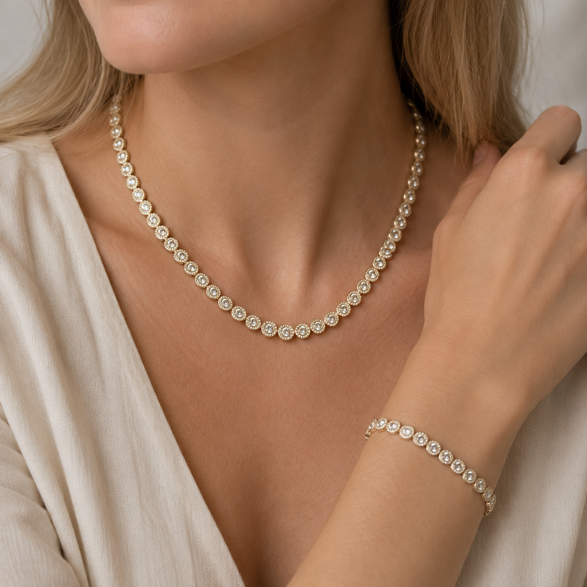 Victoria – Necklace and bracelet featuring a shiny round button