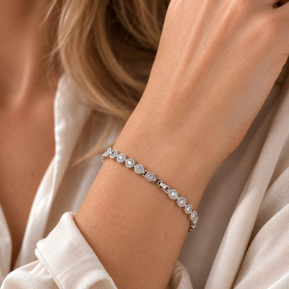 Victoria – Necklace and bracelet featuring a shiny round button