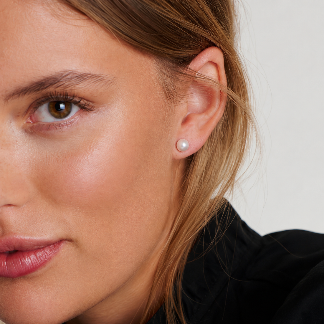 Lucia - Classic Medium Pearl Earrings
