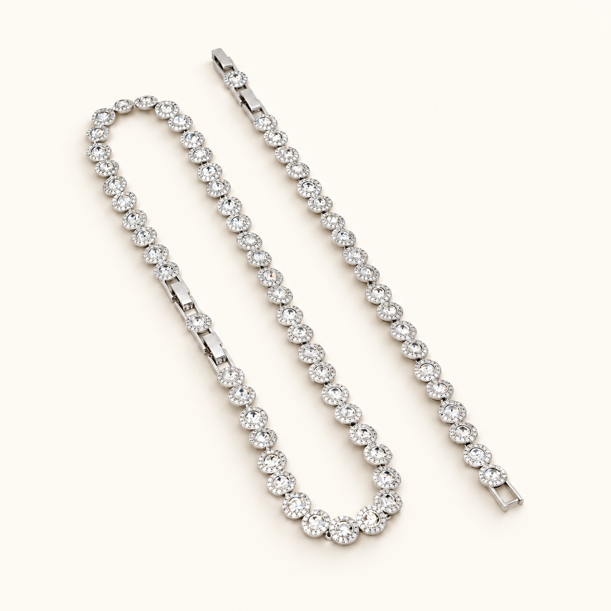 Victoria – Necklace and bracelet featuring a shiny round button
