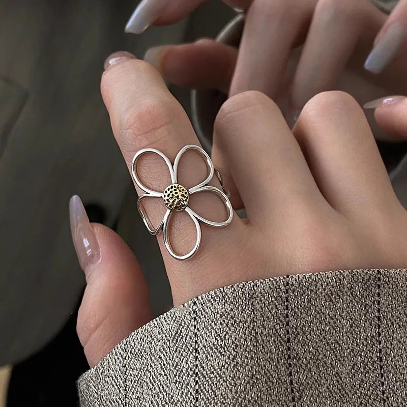 Alizee – Elegant petal ring
