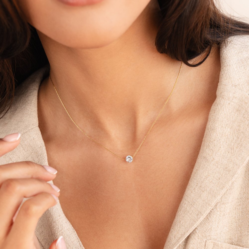 Amaris – Gold necklace with elegant round crystal