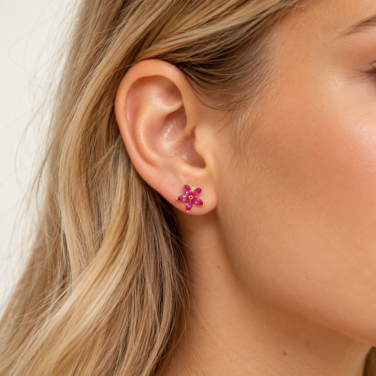 Women’s Flower Piercing with Five Petals and Screw Ball Closure