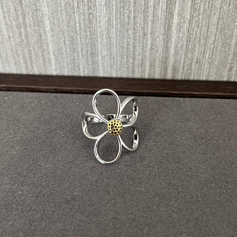 Alizee – Elegant petal ring