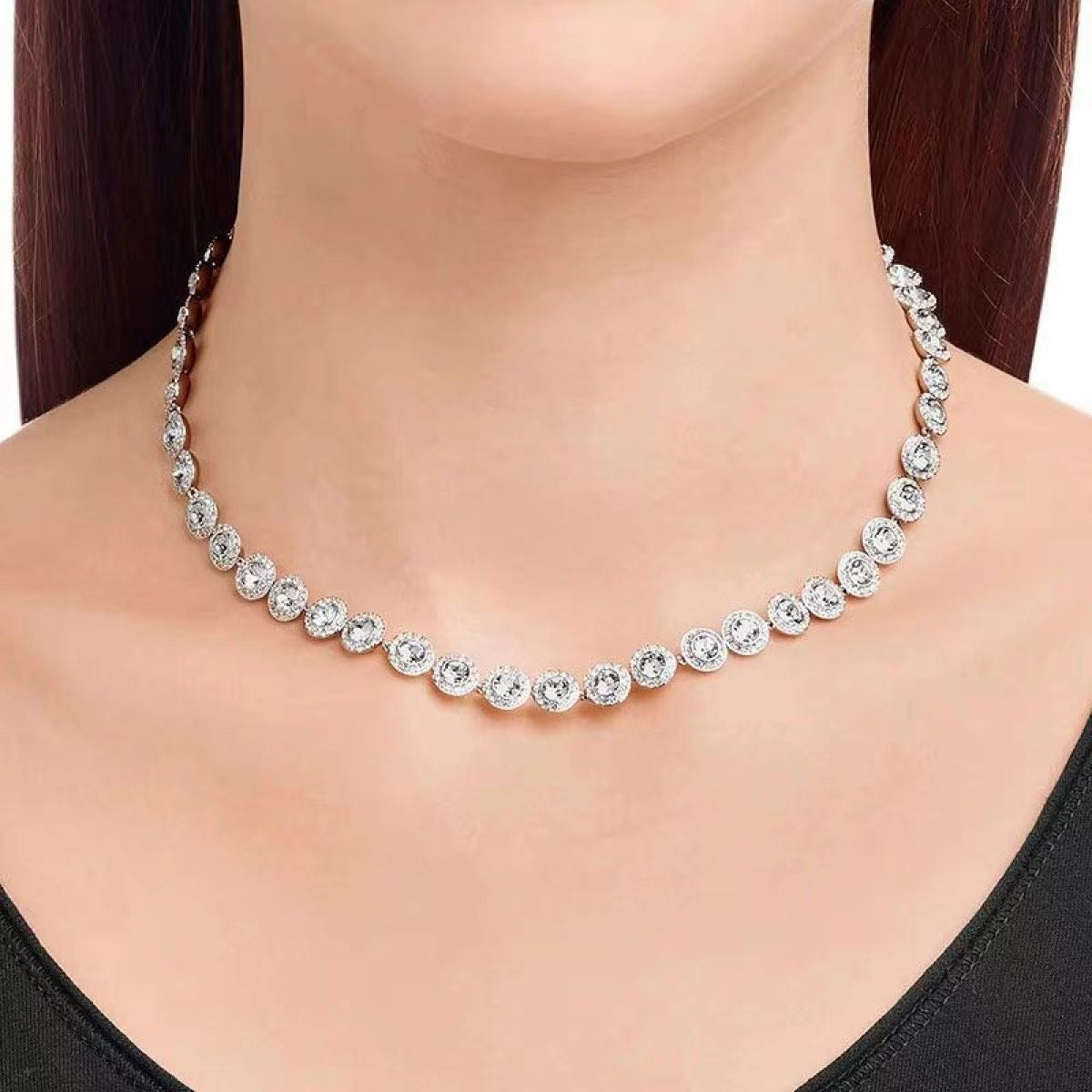 Victoria – Necklace and bracelet featuring a shiny round button
