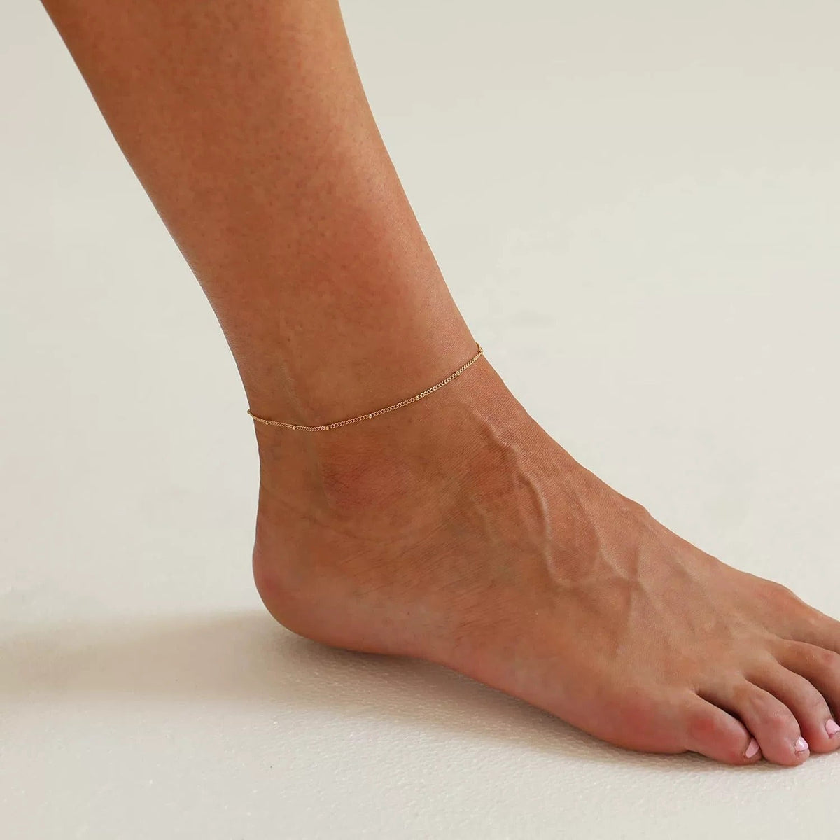 Wren – Stylish gold-tone ankle chain