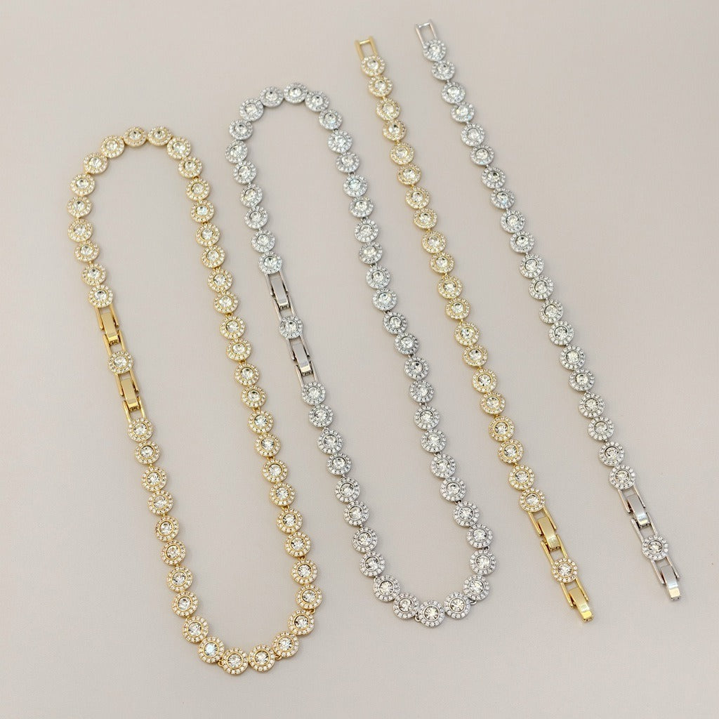 Victoria – Necklace and bracelet featuring a shiny round button