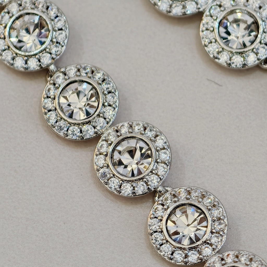 Victoria – Necklace and bracelet featuring a shiny round button