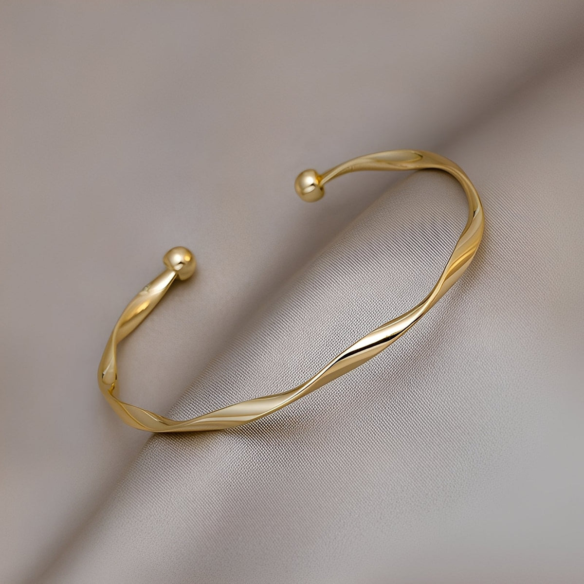 Lara – Elegance Gold Bracelet