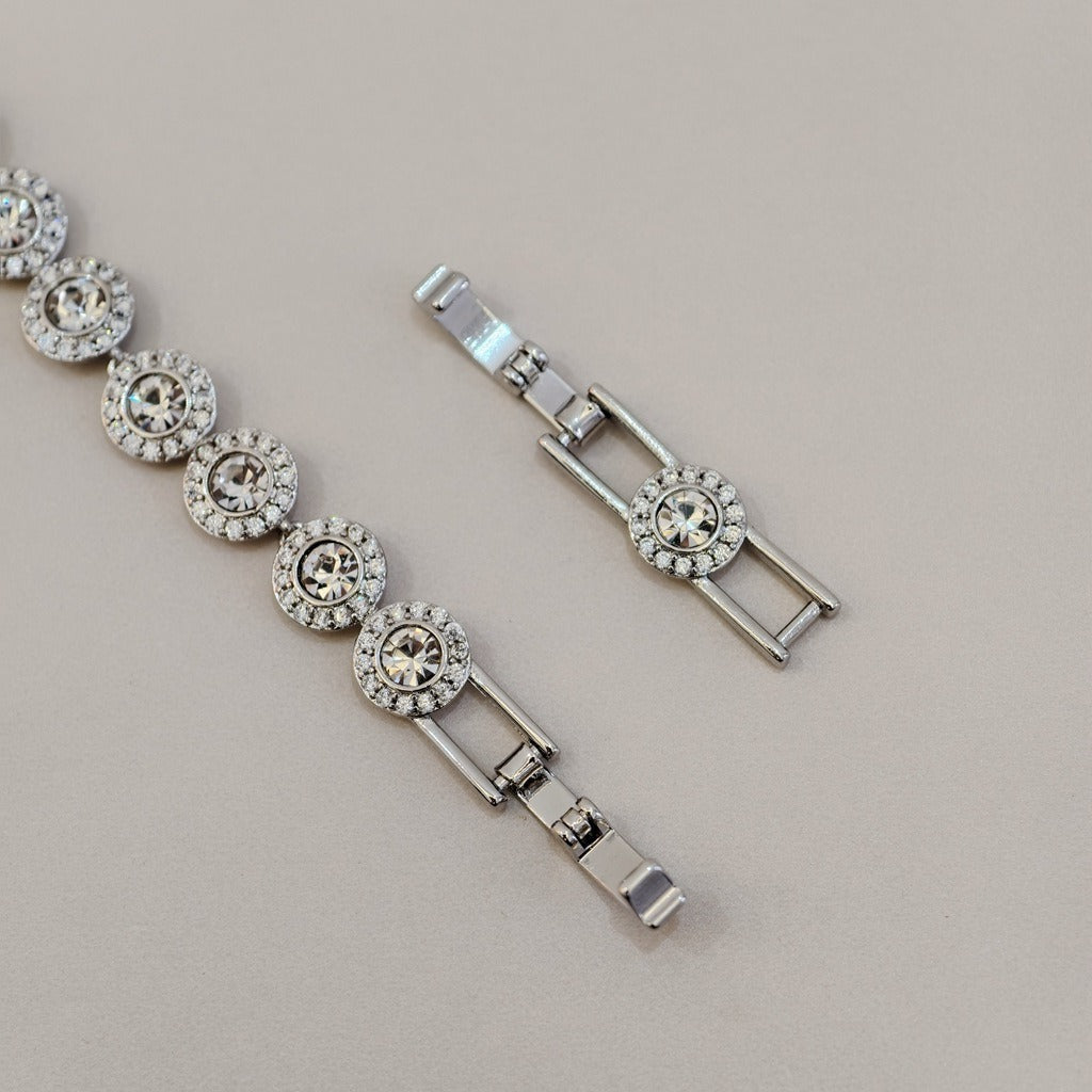 Victoria – Necklace and bracelet featuring a shiny round button