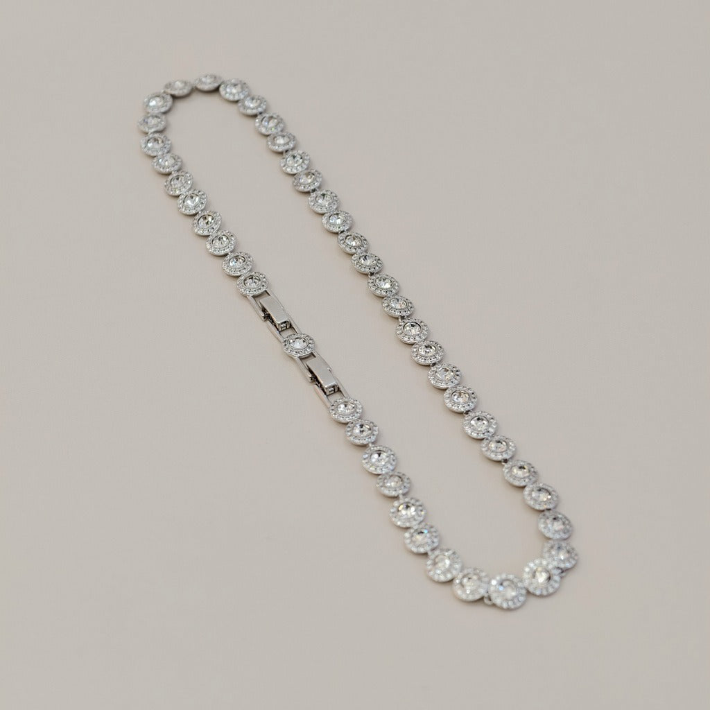 Victoria – Necklace and bracelet featuring a shiny round button