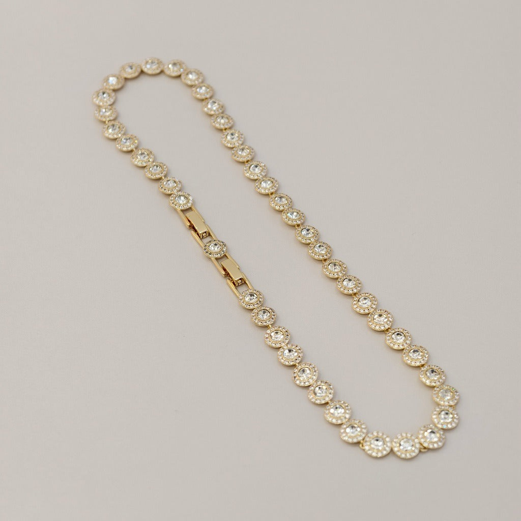 Victoria – Necklace and bracelet featuring a shiny round button