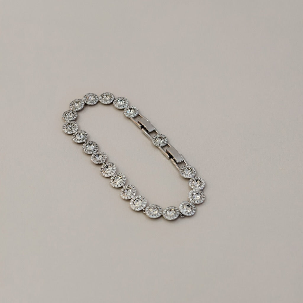 Victoria – Necklace and bracelet featuring a shiny round button