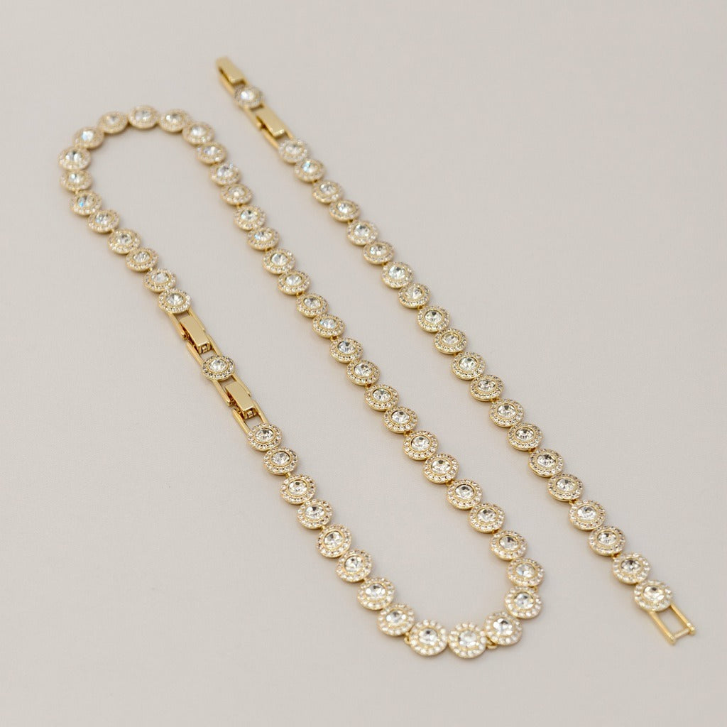Victoria – Necklace and bracelet featuring a shiny round button
