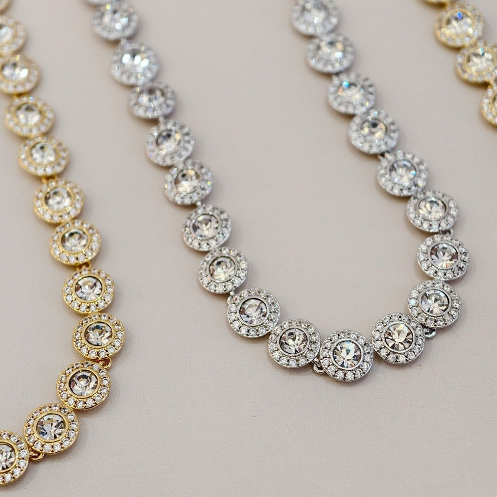 Victoria – Necklace and bracelet featuring a shiny round button
